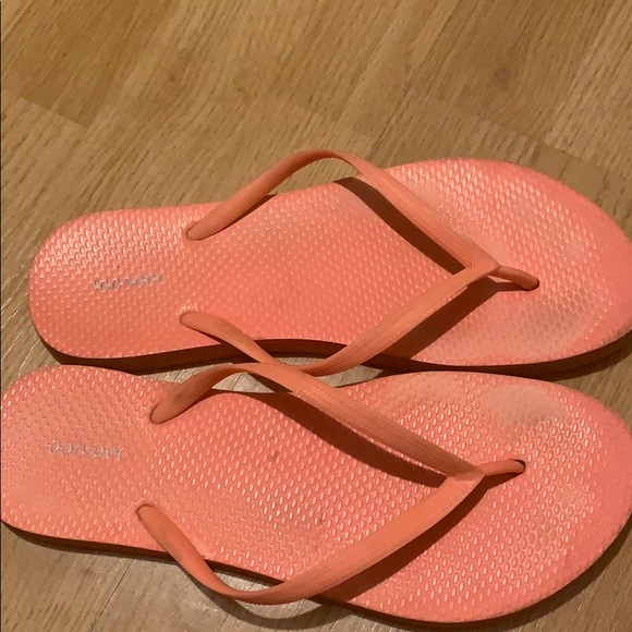 Old navy flip flops - Picture 1 of 4